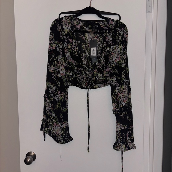 Floral Black Blouse Cropped Forever 21 (Never worn) - Picture 6 of 8